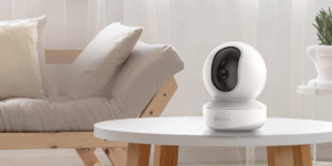 EZVIZ TY1 كاميرا ذكية قابلة للإمالة والتحريك تتصل بشبكة شبكة Wi-Fi